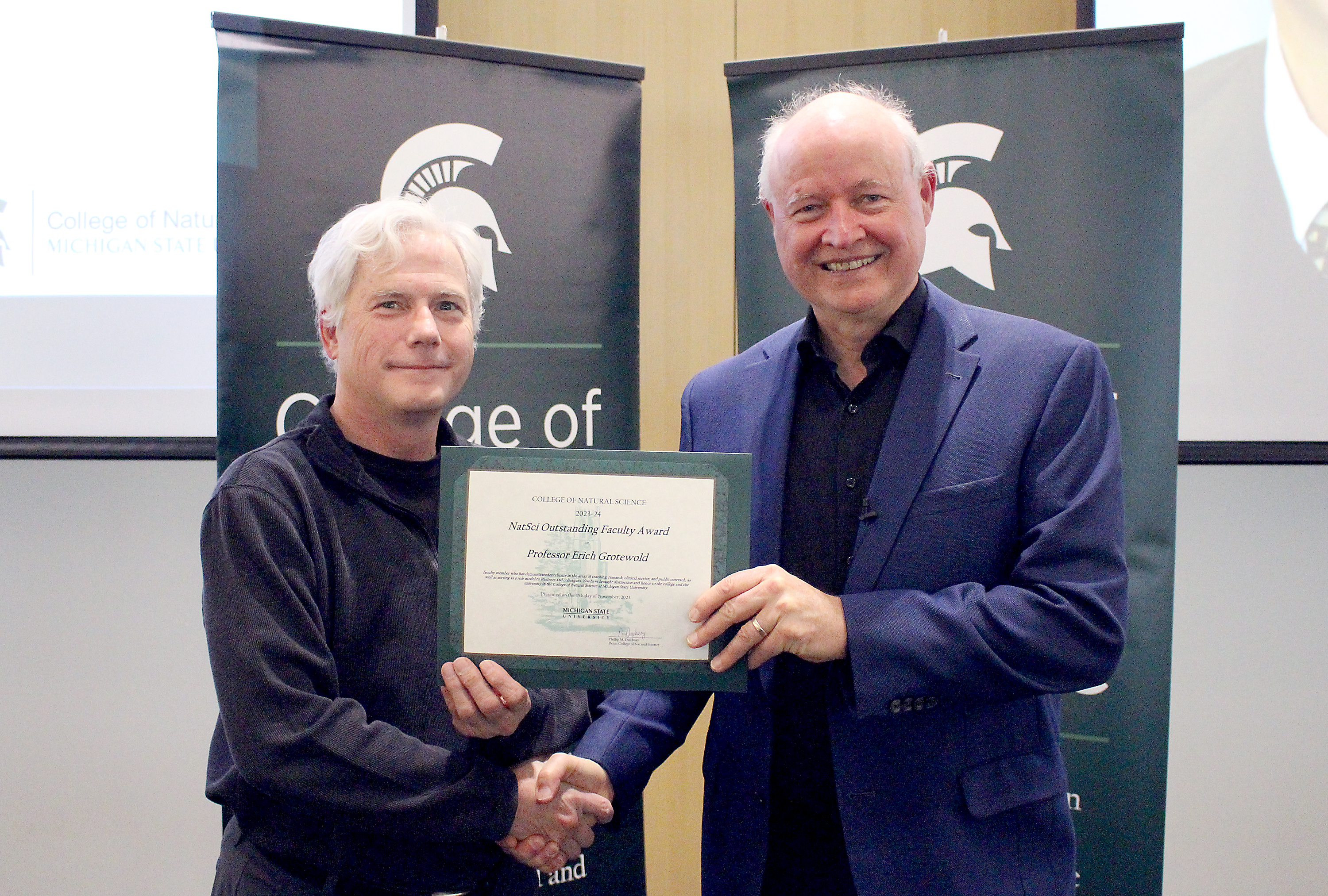 Erich Grotewold receiving NatSci award.
