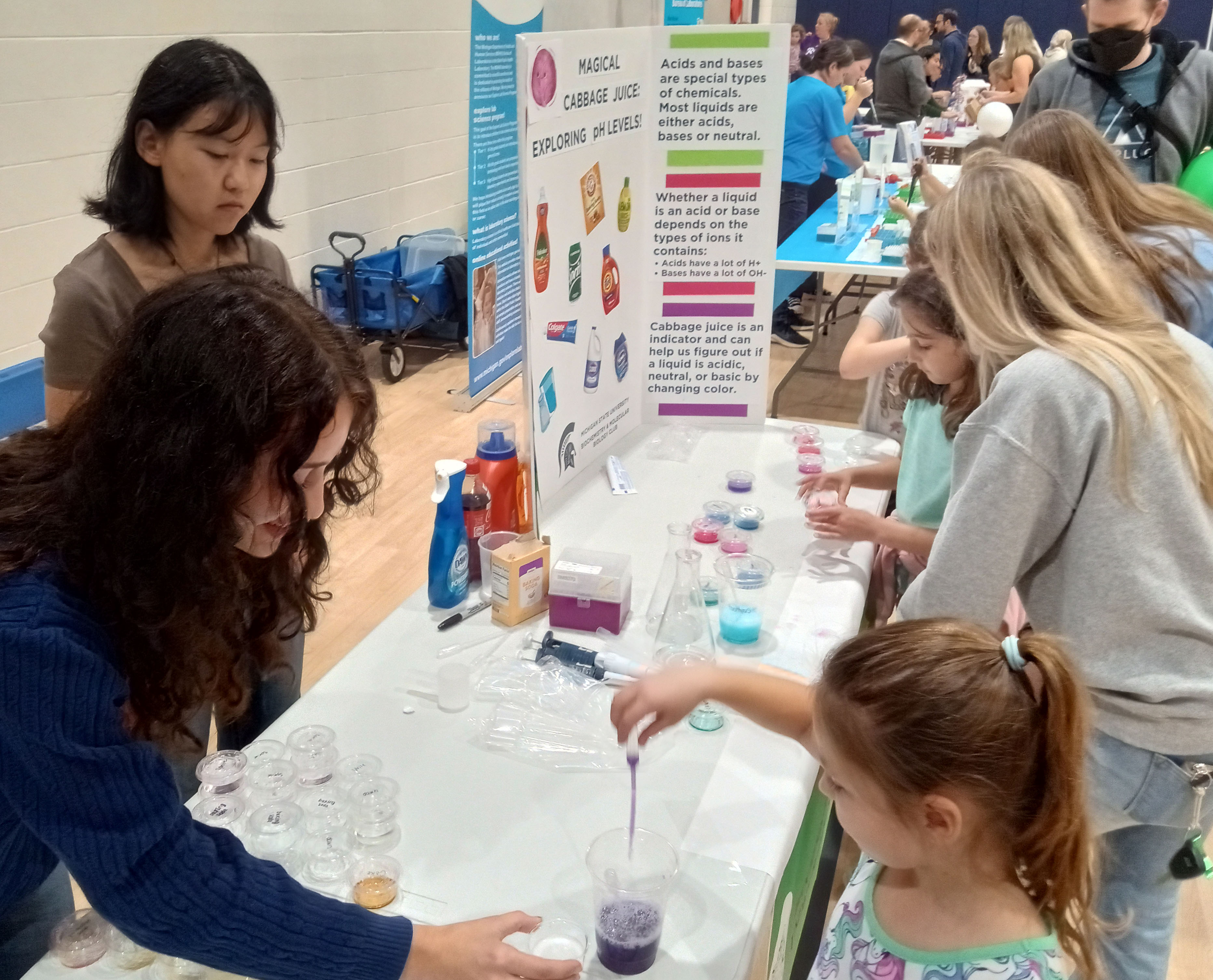 BMB Club members lead hands-on experiments at Science Night