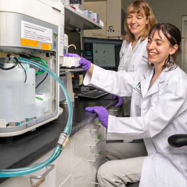 Balbach lab members at a microscope 